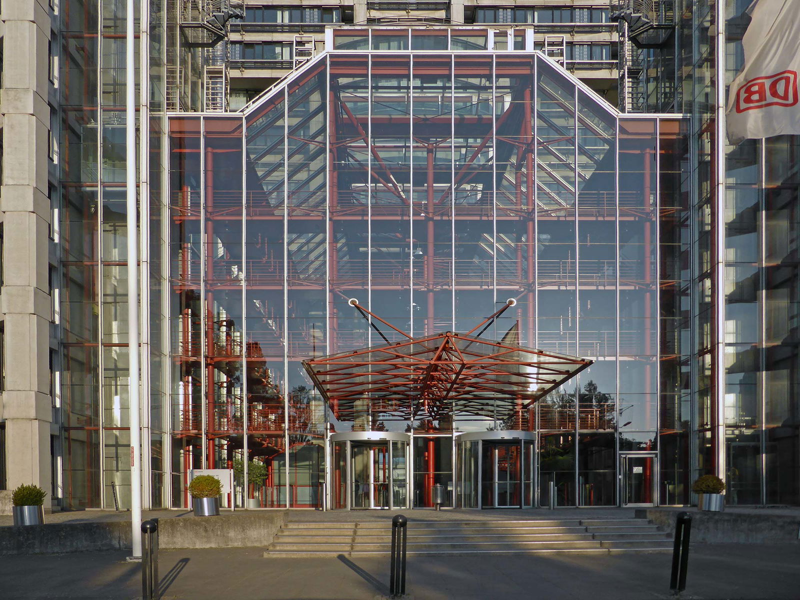 Atrium Frankfurt - Deutsche Bahn Pyramide FFM - Glas Eingang - DB Hauptverwaltung Frankfurt