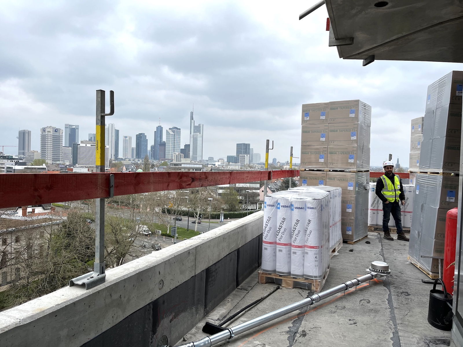 Kennedyallee-Terrasse-KCM-Aparthotel-Skyline