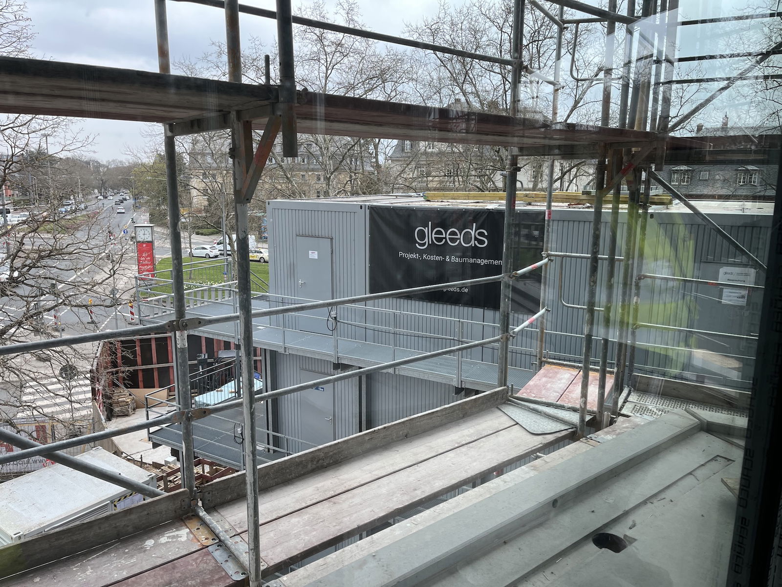 Kennedyallee-Gleeds-Baustelle-Gerüst-Aparthotel